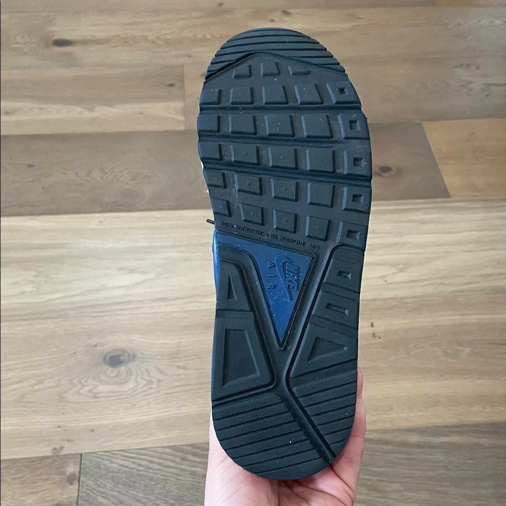 Nike Air Max IVO GS Dark Obsidian Size 6Y (Women’s 7.5)